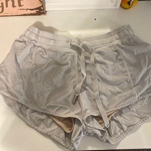 white lulu low rise size 8 hotty hots